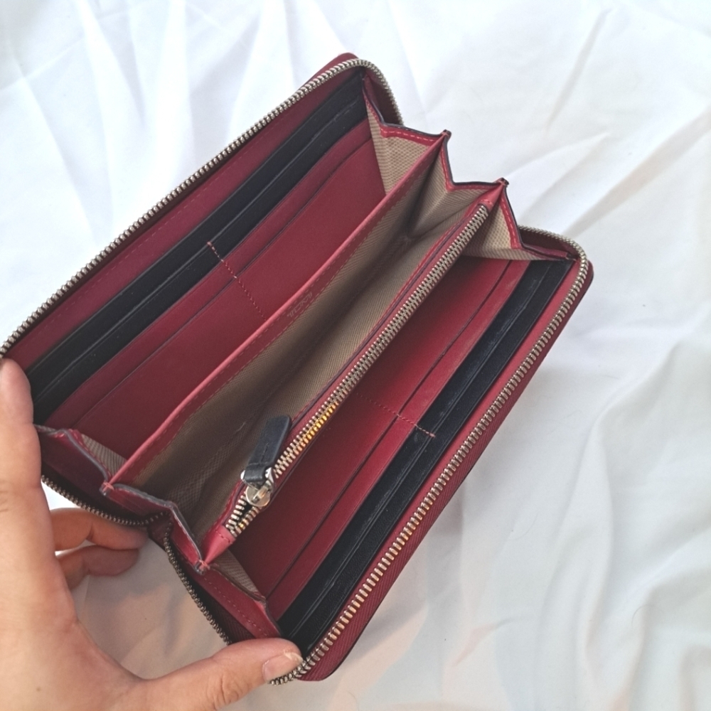 Tumi | Red leather ladies Wallet and black trim - Picture 9 of 14
